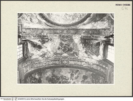 Vorderseite von Sopr. BAS ROMA [https://www.deutsche-digitale-bibliothek.de/content/lizenzen/rv-ez/] Kreuztragende Putten, Rahmen gestützt von Engeln - Gesamtansicht mit Kuppel- und Apsisfresko, bh445513_recto. Foto.