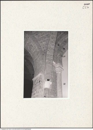 Vorderseite von Pace, Valentino [https://www.deutsche-digitale-bibliothek.de/content/lizenzen/rv-ez/] Kapitelle des Chorumgangs - Kapitelle und Gewölbeansatz, bh445710_recto. Foto: Pace, Valentino.