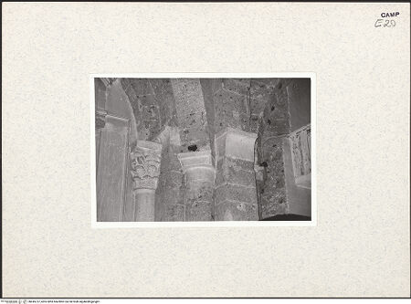 Vorderseite von Pace, Valentino [https://www.deutsche-digitale-bibliothek.de/content/lizenzen/rv-ez/] Kapitelle des Chorumgangs - Kapitelle, bh445712_recto. Foto: Pace, Valentino.