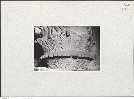 Vorderseite von Pace, Valentino [https://www.deutsche-digitale-bibliothek.de/content/lizenzen/rv-ez/] Kapitelle des Chorumgangs - Halbsäulenkapitell, heute innerhalb der barocken Orgeltribüne, Detail, bh445720_recto. Foto: Pace, Valentino.