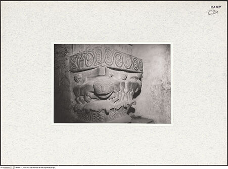 Vorderseite von Pace, Valentino [https://www.deutsche-digitale-bibliothek.de/content/lizenzen/rv-ez/] Kapitelle des Chorumgangs - Halbsäulenkapitell, heute innerhalb der barocken Orgeltribüne, bh445721_recto. Foto: Pace, Valentino.