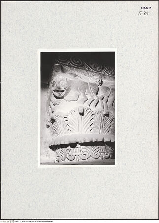 Vorderseite von Pace, Valentino [https://www.deutsche-digitale-bibliothek.de/content/lizenzen/rv-ez/] Kapitelle des Chorumgangs - Halbsäulenkapitell, heute innerhalb der barocken Orgeltribüne, bh445722_recto. Foto: Pace, Valentino.