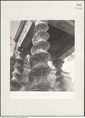 Vorderseite von Bibliotheca Hertziana [https://www.deutsche-digitale-bibliothek.de/content/lizenzen/rv-ez/] Brunnenhaus mit KuppelSäulen - Säule, Detail, bh445875_recto. Foto: Savio, Oscar.