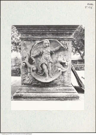 Vorderseite von Bibliotheca Hertziana [https://www.deutsche-digitale-bibliothek.de/content/lizenzen/rv-fz/] Brunnenhaus mit KuppelSockel mit Reliefs - Geburt der Venus oder Aurora (?), bh445877_recto. Foto: Savio, Oscar.