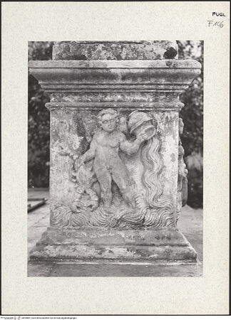 Vorderseite von Bibliotheca Hertziana [https://www.deutsche-digitale-bibliothek.de/content/lizenzen/rv-fz/] Brunnenhaus mit KuppelSockel mit Reliefs - Putto mit Krabben und Gefäß, bh445881_recto. Foto: Savio, Oscar.