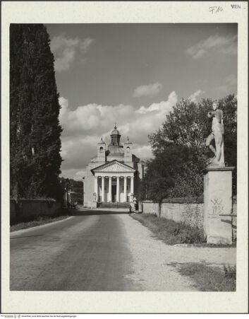 Vorderseite von Savio, Oscar [https://www.deutsche-digitale-bibliothek.de/content/lizenzen/rv-ez/] Tempietto Barbaro - Fassade und Zufahrtsstraße, bh445940_recto. Foto: Savio, Oscar.