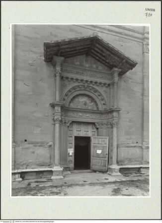 Vorderseite von Lieberman, Ralph [https://www.deutsche-digitale-bibliothek.de/content/lizenzen/rv-ez/] Hauptportal der Südfassade mit Überdachung - Gesamtansicht von Süden, bh446192_recto. Foto.