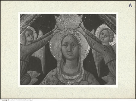 Vorderseite von unbekannt [https://www.deutsche-digitale-bibliothek.de/content/lizenzen/rv-fz/] Zweiseitige ProzessionstafelSchutzmantelmadonna, von zwei Engeln bekrönt - Ausschnitt der oberen Bildhälfte: Madonna und Engel, bh446344_recto. Foto.