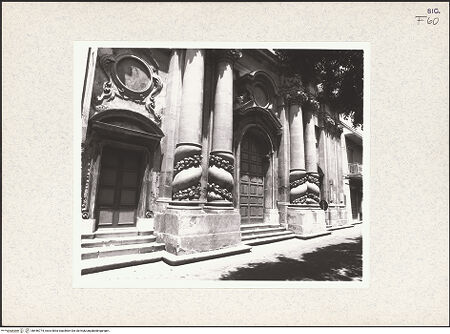 Vorderseite von Bibliotheca Hertziana [https://www.deutsche-digitale-bibliothek.de/content/lizenzen/rv-fz/] Chiesa del PurgatorioHauptfassade - Fassade, Detail: erste Ordnung, bh446774_recto. Foto: Savio, Oscar.