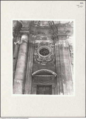 Vorderseite von Bibliotheca Hertziana [https://www.deutsche-digitale-bibliothek.de/content/lizenzen/rv-fz/] Duomo - Fassade, Detail: Seitenportal und Fenster, bh446874_recto. Foto: Savio, Oscar.