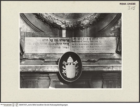 Vorderseite von Sopr BAS ROMA [https://www.deutsche-digitale-bibliothek.de/content/lizenzen/rv-ez/] San Gregorio della Divina Pietà - Fassade, Detail: Inschrift, bh447031_recto. Foto.