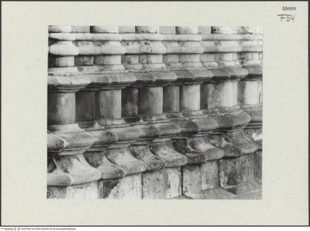 Vorderseite von Bibliotheca Hertziana [https://www.deutsche-digitale-bibliothek.de/content/lizenzen/rv-fz/] HauptportalRechtes Gewände mit Propheten und Szenen aus dem Alten Testament sowie den heiligen Fortunatus und Franz von Assisi - Sockelzone des Gewändes, bh447400_recto. Foto: Savio, Oscar.