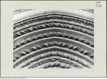 Vorderseite von Bibliotheca Hertziana [https://www.deutsche-digitale-bibliothek.de/content/lizenzen/rv-fz/] HauptportalArchivolten mit Heiligendarstellungen - Archivoltenscheitel, bh447401_recto. Foto: Savio, Oscar.