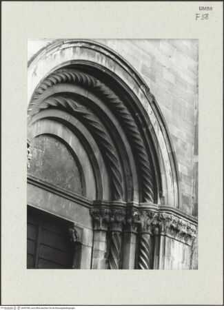 Vorderseite von Bibliotheca Hertziana [https://www.deutsche-digitale-bibliothek.de/content/lizenzen/rv-fz/] Rechtes Seitenportal - Archivolte, bh447406_recto. Foto: Savio, Oscar.