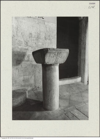 Vorderseite von Bibliotheca Hertziana [https://www.deutsche-digitale-bibliothek.de/content/lizenzen/rv-fz/] Weihwasserbecken (umgearbeitetes Kapitell aus dem Vorgängerbau San Cassiano) - Gesamtansicht, bh447408_recto. Foto: Savio, Oscar.