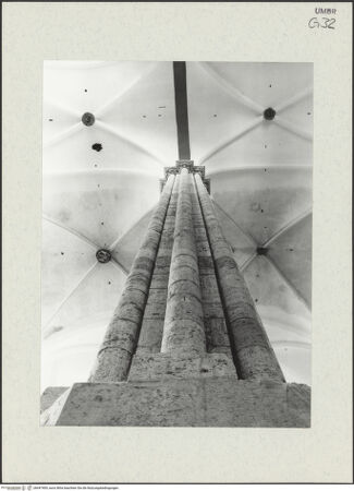 Vorderseite von Bibliotheca Hertziana [https://www.deutsche-digitale-bibliothek.de/content/lizenzen/rv-fz/] San Fortunato - Bündelpfeiler in Untersicht, bh447409_recto. Foto: Savio, Oscar.