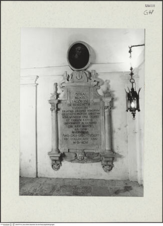 Vorderseite von Bibliotheca Hertziana [https://www.deutsche-digitale-bibliothek.de/content/lizenzen/rv-fz/] Epitaph des Jacopone da Todi (gest. 1306) - , bh447414_recto. Foto: Savio, Oscar.