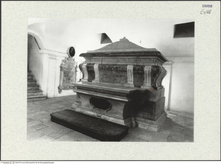 Vorderseite von Bibliotheca Hertziana [https://www.deutsche-digitale-bibliothek.de/content/lizenzen/rv-fz/] Reliquien-Sarkophag mit den Gebeinen der heiligen Fortunatus, Cassian, Digna,   Romana und Callixtus - Vorderseite, Schrägansicht von rechts; im Hintergrund links: Epitaph des Jacopone da Todi , bh447416_recto. Foto: Savio, Oscar.