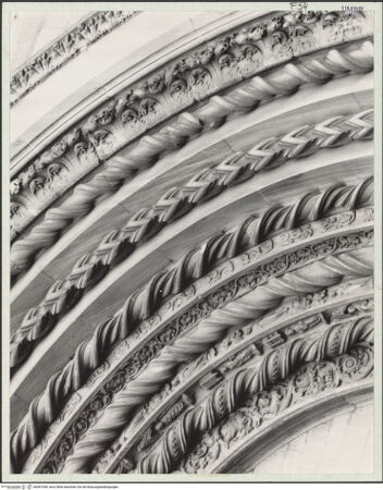 Vorderseite von Bibliotheca Hertziana [https://www.deutsche-digitale-bibliothek.de/content/lizenzen/rv-fz/] HauptportalArchivolten mit Heiligendarstellungen - Archivolte, Detail, bh447438_recto. Foto: Savio, Oscar.