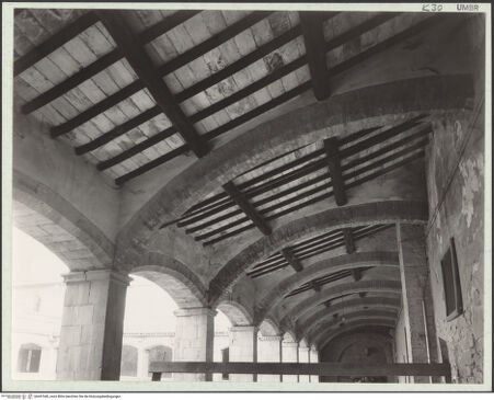 Vorderseite von Bibliotheca Hertziana [https://www.deutsche-digitale-bibliothek.de/content/lizenzen/rv-fz/] San FortunatoChiostro - Südflügel, Dachstuhl, bh447440_recto. Foto: Savio, Oscar.