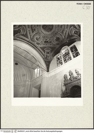 Vorderseite von Bibliotheca Hertziana [https://www.deutsche-digitale-bibliothek.de/content/lizenzen/rv-fz/] Santa Maria del Popolo - Tribuna, Detail: erstes Joch, Blick in die Hängekuppel und auf die Serliana der rechten Wand, bh450331_recto. Foto: Savio, Oscar.