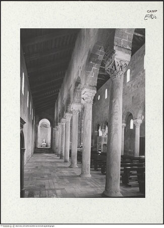 Vorderseite von Bibliotheca Hertziana [https://www.deutsche-digitale-bibliothek.de/content/lizenzen/rv-fz/] DuomoNordseitenschiff - Blick in Richtung Apsis, bh451083_recto. Foto: Savio, Oscar.