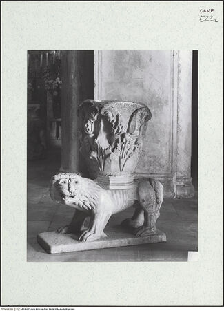 Vorderseite von Bibliotheca Hertziana [https://www.deutsche-digitale-bibliothek.de/content/lizenzen/rv-fz/] Umgestaltetes korinthisches Kapitell auf von der mittelalterlichen Kanzel stammendem Löwen, bh451087_recto. Foto: Savio, Oscar.