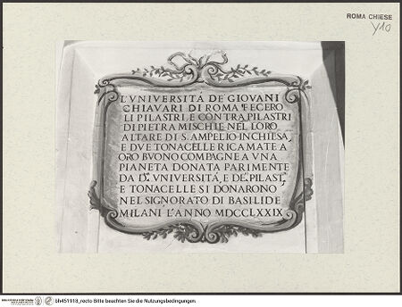 Vorderseite von Sopr. BAS ROMA [https://www.deutsche-digitale-bibliothek.de/content/lizenzen/rv-ez/] Serie von Wandinschriften der Bruderschaft der Ferrari - Inschrift der Università dei Giovani Chiavari über Restaurierungen an ihrem Altar in der Kirche, 1779, bh451918_recto. Foto.