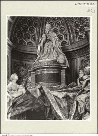 Vorderseite von Bibliotheca Hertziana [https://www.deutsche-digitale-bibliothek.de/content/lizenzen/rv-fz/] Grabmal von Papst Alexander VII. ChigiPapst Alexander VII. - Gesamtaufnahme von leicht rechts, bh452007_recto. Foto: Wiedenhoeft, Ron.