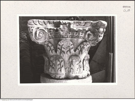 Vorderseite von Brenk [https://rightsstatements.org/page/CNE/1.0/] Kapitelle im Propylon - , bh452253_recto. Foto.