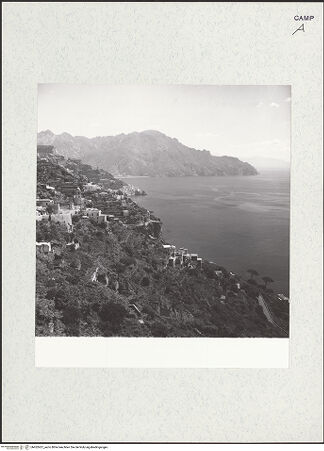 Vorderseite von Bibliotheca Hertziana [https://www.deutsche-digitale-bibliothek.de/content/lizenzen/rv-fz/] Blick auf den Golf von Amalfi, bh452457_recto. Foto: Zallinger zu Stillendorf, Marlies von.