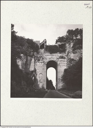 Vorderseite von Bibliotheca Hertziana [https://www.deutsche-digitale-bibliothek.de/content/lizenzen/rv-fz/] Arco Felice - Ansicht von Westen, bh452804_recto. Foto: Zallinger zu Stillendorf, Marlies von.