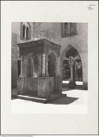 Vorderseite von Bibliotheca Hertziana [https://www.deutsche-digitale-bibliothek.de/content/lizenzen/rv-fz/] Villa Cimbrone - Hof, Ädikulabrunnen mit antiken Fragmenten, bh452809_recto. Foto: Zallinger zu Stillendorf, Marlies von.