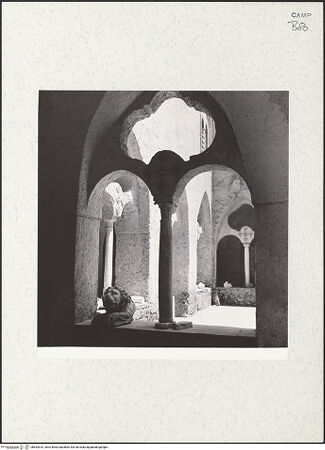 Vorderseite von Bibliotheca Hertziana [https://www.deutsche-digitale-bibliothek.de/content/lizenzen/rv-fz/] Villa Cimbrone - Il chiostro (Der "Kreuzgang", um 1917), mit antiken Fragmenten, bh452810_recto. Foto: Zallinger zu Stillendorf, Marlies von.