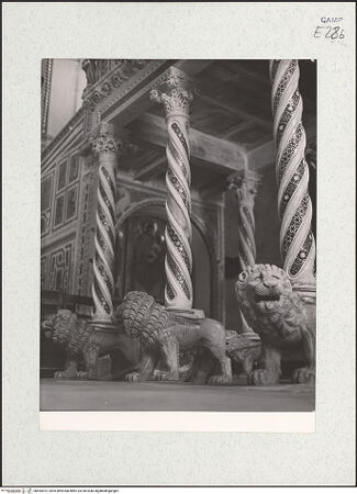 Vorderseite von Bibliotheca Hertziana [https://www.deutsche-digitale-bibliothek.de/content/lizenzen/rv-fz/] EvangelienkanzelSäulen und Tragfiguren - Teilansicht, bh452815_recto. Foto: Zallinger zu Stillendorf, Marlies von.