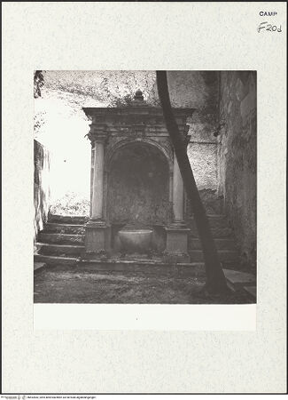 Vorderseite von Bibliotheca Hertziana [https://www.deutsche-digitale-bibliothek.de/content/lizenzen/rv-fz/] Certosa di San LorenzoChiostro del Refettorio - Brunnen, bh452843_recto. Foto: Zallinger zu Stillendorf, Marlies von.