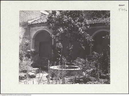 Vorderseite von Bibliotheca Hertziana [https://www.deutsche-digitale-bibliothek.de/content/lizenzen/rv-fz/] Certosa di San LorenzoChiostro delle Cucine - Teilansicht, bh452844_recto. Foto: Zallinger zu Stillendorf, Marlies von.