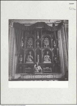 Vorderseite von Bibliotheca Hertziana [https://www.deutsche-digitale-bibliothek.de/content/lizenzen/rv-fz/] Seitenaltar mit Reliquien - Teilansicht, bh452848_recto. Foto: Zallinger zu Stillendorf, Marlies von.