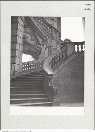 Vorderseite von Bibliotheca Hertziana [https://www.deutsche-digitale-bibliothek.de/content/lizenzen/rv-fz/] Certosa di San Lorenzo - Treppenlauf vom Erdgeschoss ins Obergeschoss, bh452851_recto. Foto: Zallinger zu Stillendorf, Marlies von.