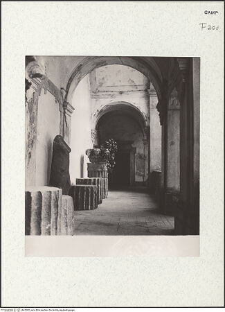 Vorderseite von Bibliotheca Hertziana [https://www.deutsche-digitale-bibliothek.de/content/lizenzen/rv-fz/] Certosa di San LorenzoChiostro del Cimitero Vecchio - Galerie, bh452852_recto. Foto: Zallinger zu Stillendorf, Marlies von.