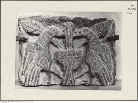 Vorderseite von Bibliotheca Hertziana [https://www.deutsche-digitale-bibliothek.de/content/lizenzen/rv-fz/] Relief mit Vögeln - Gesamtansicht, bh452859_recto. Foto: Zallinger zu Stillendorf, Marlies von.