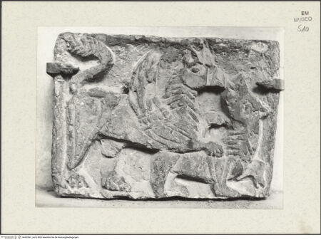 Vorderseite von Bibliotheca Hertziana [https://www.deutsche-digitale-bibliothek.de/content/lizenzen/rv-fz/] Relief mit Greif und Löwe - Gesamtansicht, bh452861_recto. Foto: Zallinger zu Stillendorf, Marlies von.