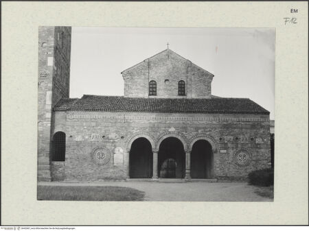 Vorderseite von Bibliotheca Hertziana [https://www.deutsche-digitale-bibliothek.de/content/lizenzen/rv-fz/] Abbazia di PomposaAußenbauFassade und Atrium - Gesamtansicht von Westen, bh452867_recto. Foto: Zallinger zu Stillendorf, Marlies von.