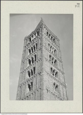 Vorderseite von Bibliotheca Hertziana [https://www.deutsche-digitale-bibliothek.de/content/lizenzen/rv-fz/] Abbazia di PomposaAußenbauCampanile - Teilansicht von Nordwesten, bh452868_recto. Foto: Zallinger zu Stillendorf, Marlies von.