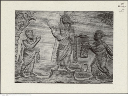 Vorderseite von Bibliotheca Hertziana [https://www.deutsche-digitale-bibliothek.de/content/lizenzen/rv-fz/] Sarkophag mit der Traditio Legis - Vorderseite (Traditio Legis), Detail, bh452870_recto. Foto: Zallinger zu Stillendorf, Marlies von.