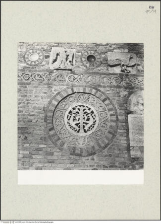 Vorderseite von Bibliotheca Hertziana [https://www.deutsche-digitale-bibliothek.de/content/lizenzen/rv-fz/] Dekoration der fassade des AtriumsTieren; Unterer Fries mit Tieren; Oculus mit Lebensbaum und Greifen; römische Büste und Inschrift (linke Seite) - Teilansicht (nach der Restaurierung), bh452882_recto. Foto: Zallinger zu Stillendorf, Marlies von.