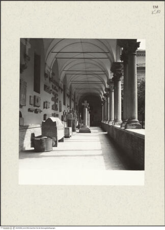 Vorderseite von Bibliotheca Hertziana [https://www.deutsche-digitale-bibliothek.de/content/lizenzen/rv-fz/] Complesso Monumentale di San VitaleZweiter Kreuzgang - Nordwestflügel, bh452884_recto. Negativ: Zallinger zu Stillendorf, Marlies von.