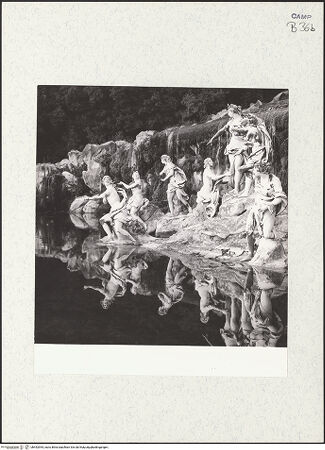 Vorderseite von Bibliotheca Hertziana [https://www.deutsche-digitale-bibliothek.de/content/lizenzen/rv-fz/] Fontana di Diana e Atteone (Brunnen der Diana und Aktäon)Gruppe rechts: Diana im Kreise ihrer Nymphen verwandelt Aktäon in einen Hirsch - Gesamtansicht, bh452954_recto. Foto: Zallinger zu Stillendorf, Marlies von.