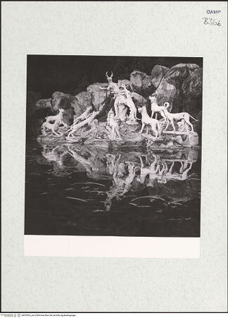 Vorderseite von Bibliotheca Hertziana [https://www.deutsche-digitale-bibliothek.de/content/lizenzen/rv-fz/] Fontana di Diana e Atteone (Brunnen der Diana und Aktäon)Gruppe links: Aktäon wird nach der Verwandlung von seinen Hunden angefallen - Gesamtansicht, bh452955_recto. Foto: Zallinger zu Stillendorf, Marlies von.
