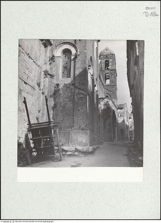 Vorderseite von Bibliotheca Hertziana [https://www.deutsche-digitale-bibliothek.de/content/lizenzen/rv-fz/] DuomoSüdfassade - Südöstliche Ecke: Querhausarm; im Hintergrund Vorhalle und Campanile der Chiesetta dell'Annunziata, bh452960_recto. Foto: Zallinger zu Stillendorf, Marlies von.